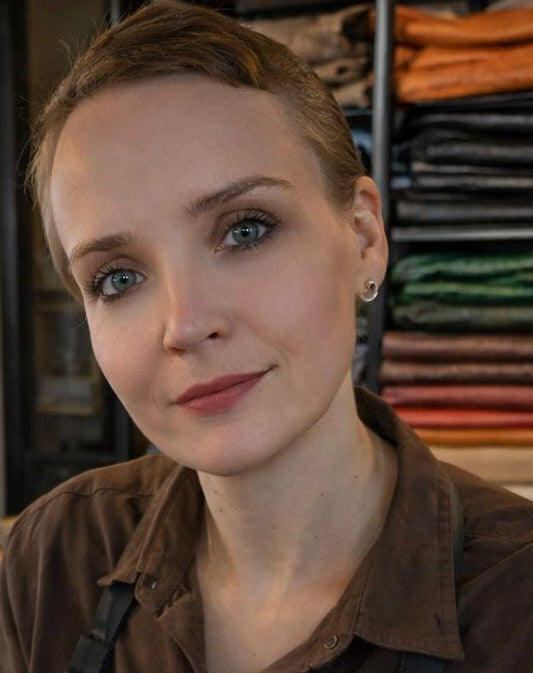 Anne Maaike – oprichter van MC Couture, maakt met de hand een leren riem in haar atelier